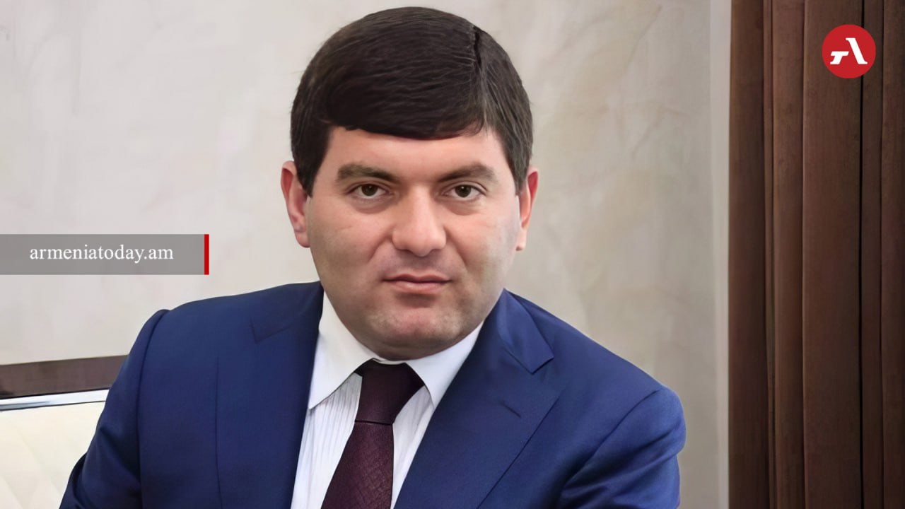 Суд приговорил мэра Масиса Давида Амбарцумяна к более чем шести годам лишения свободы Судья Жора Чичоян отменил ранее внесённый залог и избрал арест в качестве меры пресечения Амбарцумян проходит по уголовному делу с 2019 года Он обвиняется в применении оружия против участников митинга во время событий 2018 года Подписаться на нас