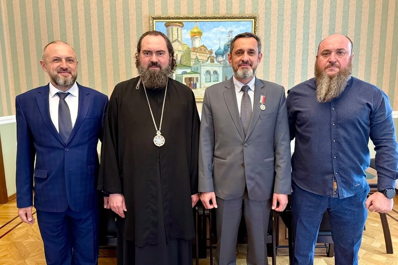 Атаман Всероссийского казачьего общества Виталий Кузнецов провел встречу с архиепископом Пятигорским и Черкесским Феофилактом Встреча прошла в Пятигорском епархиальном доме, в ней приняли участие атаман Терского казачьего войска Владимир Савченко и почетный атаман Горячеводского казачьего общества Тимофей Деревянко. Основной темой беседы стало духовное окормление казаков. С казачьими обществами Терского и Кубанского войска регулярно встречаются духовники, работу которых координирует епархиальный Отдел по взаимодействию с казачеством. В казачьем батальоне «Терек» в зоне проведения специальной военной операции также рядом с казаками молится и трудится военный священник из числа духовенства Пятигорской епархии. «На передовой атеистов нет. Очень многие именно на передовой принимают казачью присягу. Взрослые состоявшиеся мужчины, офицеры становятся на колено, целуют знамя, Святое Евангелие, принимают присягу. Это очень важно. Ведь только казаки и священнослужители приносят присягу на Священном Писании. Больше никто», – подчеркивал ранее всероссийский атаман. Виталий Кузнецов также рассказал архиепископу, как казаки восстанавливают храмы на освобожденных территориях, устанавливают Поклонные кресты. Кроме того, обсуждалась гуманитарная помощь, которую регулярно собирают и отправляют бойцам прихожане храмов епархии вместе с казаками. В храмах казаки принимают присягу, поддерживают общественный порядок в дни проведения крестных ходов и богослужений больших церковных праздников. Архиепископ Феофилакт тепло поблагодарил атаманов за совместную работу с православными общинами епархии.