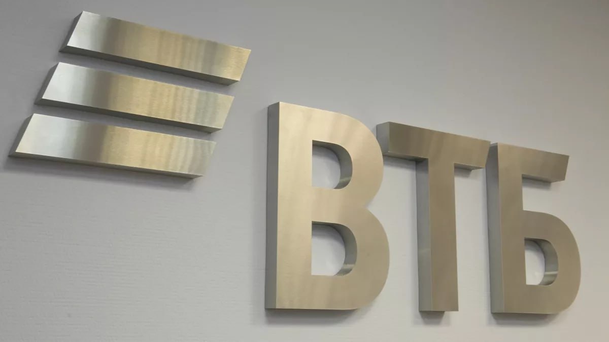 ВТБ: pay-сервисы способствуют росту транзакционной активности клиентов В банке посчитали, пользователи pay-сервиса с начала года совершили 100 млн оплат на 70 млрд рублей. Их транзакционная активность в среднем выше на 15%, чем у клиентов, которые не пользуются сервисом. Чаще всего сервис использовали для оплаты в супермаркетах, кафе и ресторанах, на автозаправках и в аптеках. "Банковские pay-сервисы – удобная альтернатива классическим платежным средствам, когда оплата покупок снова стала возможна одним касанием телефона к терминалу. Рост популярности доказывает, что технологичные методы оплаты становятся все более востребованными: пользователи сервиса в среднем совершают на 15% больше покупок", — отметил Алексей Охорзин, советник заместителя президента-председателя правления ВТБ. ТОЛК