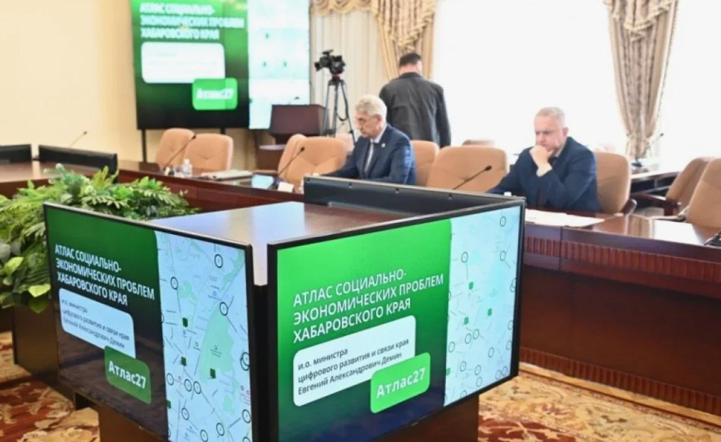 В Хабаровском крае уже год работает Атлас проблемных объектов На цифровую карту жители и власти заносят всё от брошенных зданий и пустующих участков до свалок и разбитых дорог Губернатор Хабаровского края Дмитрий Демешин подвёл первые итоги после года работы Более 9 тысяч объектов нам дали люди по которым власти должны работать Из них решено за этот год чуть больше 800 Остальные более 8 тысяч в работе Соотношение 10 к 90 конечно не может нас устраивать рассказал губернатор Самые болезненные вопросы связаны с благоустройством дворов расселением аварийного жилья и ремонтом школ Ранее жители оставили столько жалоб по направлению образования что региону пришлось в полтора раза увеличить финансирование Хабаровск