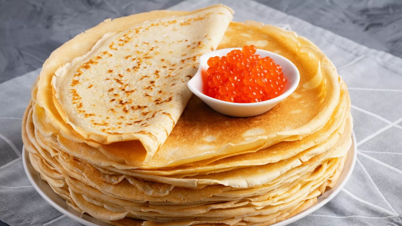 Приготовление блинов с красной икрой для всей семьи обойдётся в 3 935 рублей подсчитали эксперты При этом 400 грамм икры для начинки оказались дороже самих блинов в 17 8 раза 3 726 рублей против 209 рублей jkinvest news jkinvest