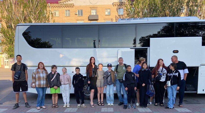 Школьники из Запорожской области отправились в эко-экспедицию в Калужскую область  Школьники примут участие в эколого-просветительской экспедиции «Засечная дружина» и посетят национальный парк «Угра». Программа включает в себя экскурсию по усадьбе Березичского лесничества: лесопитомник, демонстрационный вольер, рассказ о проекте «Восстанавливаем леса — возвращаем зубров».  В 2024 году школьники Запорожской области уже отдыхали в детском оздоровительном комплексе «Ак Барс» и национальном парке «Угра».  Читать полностью