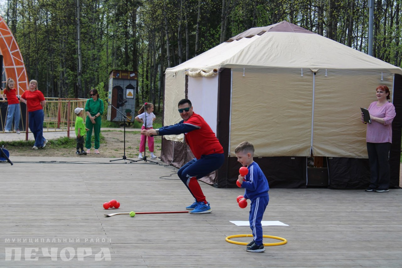  В Печоре прошёл семейный фестиваль-конкурс «Это по-нашему!» Семьи стали участниками мастер-классов по игре на русских народных инструментах, рисованию, росписи значков, изготовлению оригами и семейного оберега. Были организованы разнообразные площадки: экологическая, «Навигаторы детства», аквагрим и твистинг «Магия шаров», настольные игры. А ещё семьи соревновались в творчестве и спорте. Интересное выдалось мероприятие