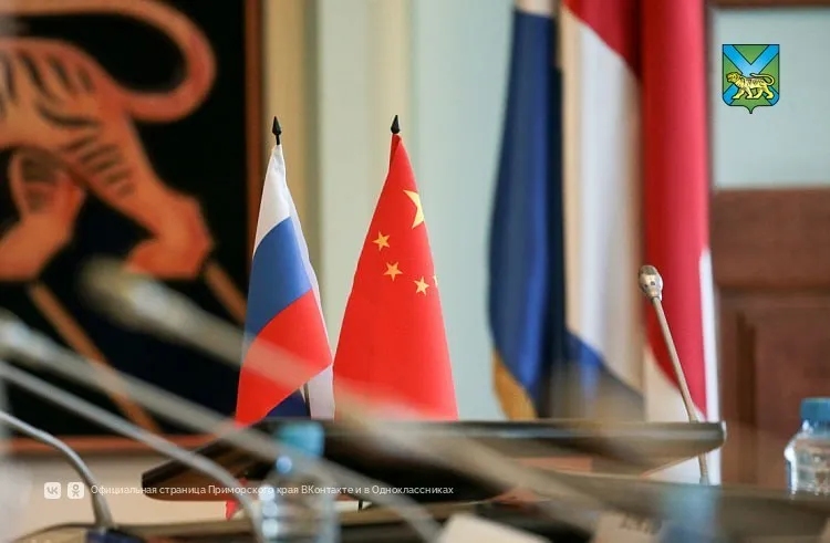Приморье усиливает сотрудничество с китайскими компаниями Полпред президента на Дальнем Востоке Юрий Трутнев подчеркнул что регион стал одной из ключевых точек российско китайского партнёрства В ближайшие годы в Приморье планируется запуск международного агропромышленного парка в бухте Суходол как пилотного проекта первой МТОР Агропарк будет включать в себя  грузовой терминал  маслоэкстракционный завод по переработке сои и рапса  промышленный дивизион  производство комбайнов и беспилотных летательных аппаратов Проект станет ярким примером работы межгосударственных инициатив в сельском хозяйстве между Россией и Китаем   А ещё мы есть в MAX подписывайтесь