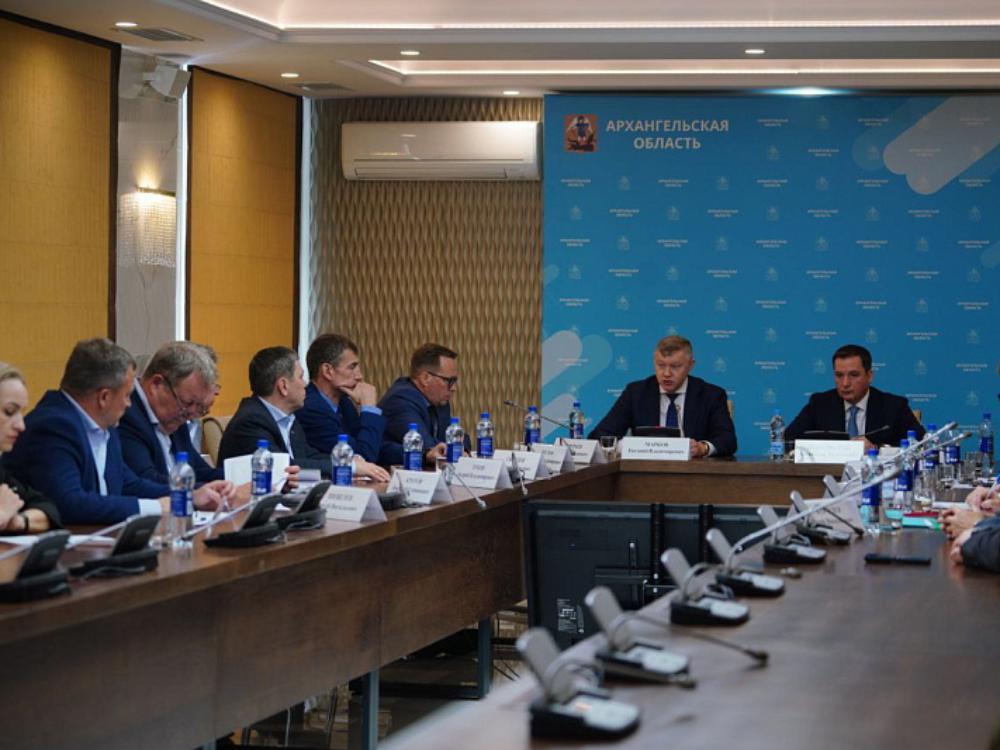 Архангельская область инициирует предложения по системной поддержке лесопромышленной отрасли  Ход исполнения поручений президента России Владимира Путина по поддержке лесопромышленников, а также новые инициативы региона, направленные на развитие лесной отрасли, обсудили на рабочем совещании в правительстве Архангельской области.  В совещании принял участие заместитель министра природных ресурсов и экологии РФ Евгений Марков.  Губернатор Архангельской области Александр Цыбульский, открывая совещание, отметил, что принятые меры, особенно после значительного спада в 2022 году, благодаря поддержке главы государства позволили стабилизировать ситуацию в отрасли и выйти на определённые объемы производства.  По словам главы региона, Архангельская область как один из ключевых лесных регионов Северо-Западного федерального округа фактически транслирует общую ситуацию в отрасли. На долю региона приходится 26% производства пиломатериалов и пеллет, 31% — бумаги и картона, 43% — целлюлозы по варке от общего объёма по СЗФО.  Подробнее — на сайте.  Фото пресс-службы губернатора и правительства Архангельской области