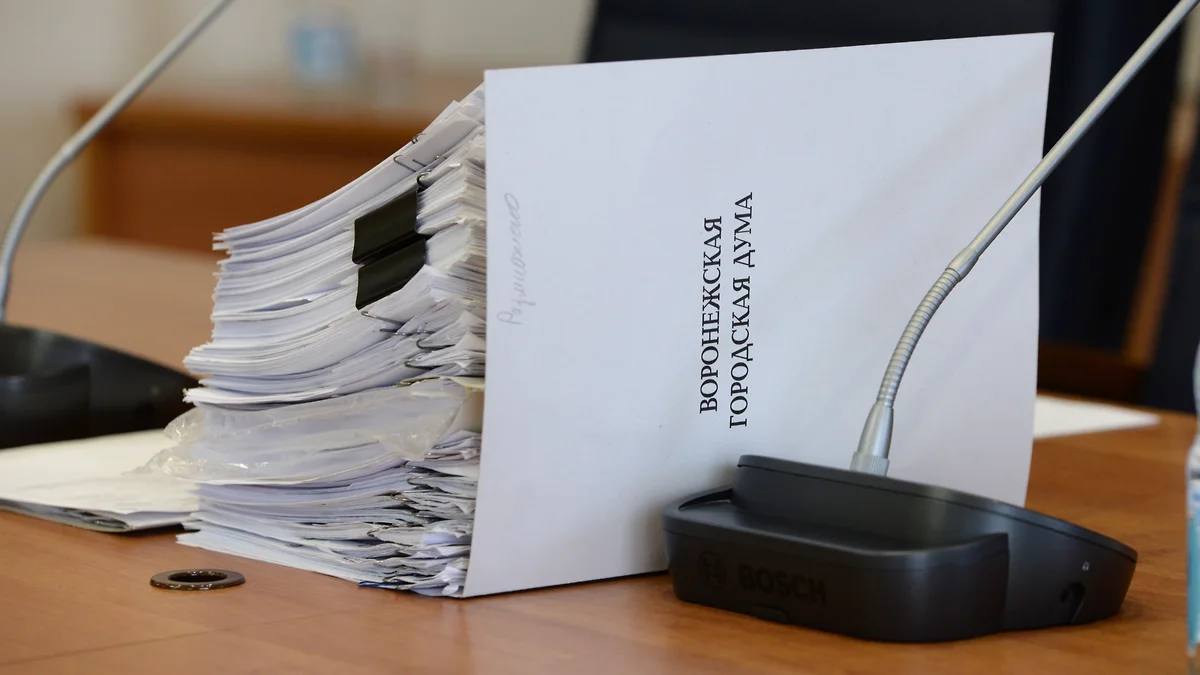 На выборы в гордуму Воронежа пошли большинство действующих парламентариев  Семь партий выдвинули кандидатов на выборы нового созыва Воронежской городской думы. Среди претендентов есть 29 из 36 действующих депутатов, в том числе фигурировавшие в деле о мошенничестве при голосовании в 2020 году, а также кандидаты, проигравшие праймериз «Единой России»  ЕР . Эксперт отмечает, что выборы в гордуму Воронежа стали самым ярким политическим событием Черноземья на стадии выдвижения, но в итоге депутатский корпус может сохранить привычный состав.  Избирательная комиссия Воронежской области в понедельник, 28 июля, опубликовала результаты выдвижения кандидатов на выборы в новый созыв городской думы облцентра. Кандидатов выдвинули семь партий: ЕР  73 человека , КПРФ  70 , ЛДПР  71 , «Справедливая Россия — Патриоты — За правду»  СРЗП, 72 , «Родина»  71 , «Новые люди»  74  и «Яблоко»  18 .   Еще 17 кандидатов — в порядке самовыдвижения. Впоследствии воронежское отделение «Яблока» сообщило, что его представители не будут зарегистрированы из-за нехватки подписей в поддержку партии.  Фото: Олег Харсеев/Коммерсантъ  Подписывайтесь на «Ъ-Черноземье»