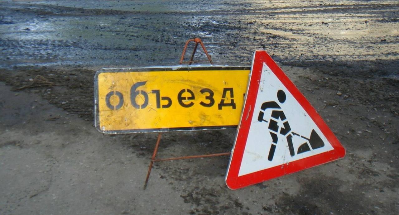 Около 250 недочетов обнаружены на отремонтированных дорогах Томска, которые еще находятся на гарантии  «До конца мая закончим проверять объекты, отремонтированные в 2021 году, — отчитался директор городского Центра технического надзора Олег Елшин. — В настоящий момент проверили около 70 объектов».  Елшин уточнил, что сотрудники Центра обращают внимание на состояние дорог возле люков и ливневок, колейность и общее состояние проезжей части и тротуаров. Информацию об обнаруженных дефектах направляют в профильный департамент, а уже он — связывается с подрядчиками.  «Некоторые организации исправляют дефекты сразу же, не дожидаясь актов [от гордепартамента дорожной деятельности]. Например, в этом году уже привели в порядок в рамках гарантии участки на перекрестках улицы Красноармейской с улицей Лебедева и улицей Сибирской», — сказал Елшин.  Также он отметил, что дороги, отремонтированные в Томске в 2022-2024 годах, уже проверены.