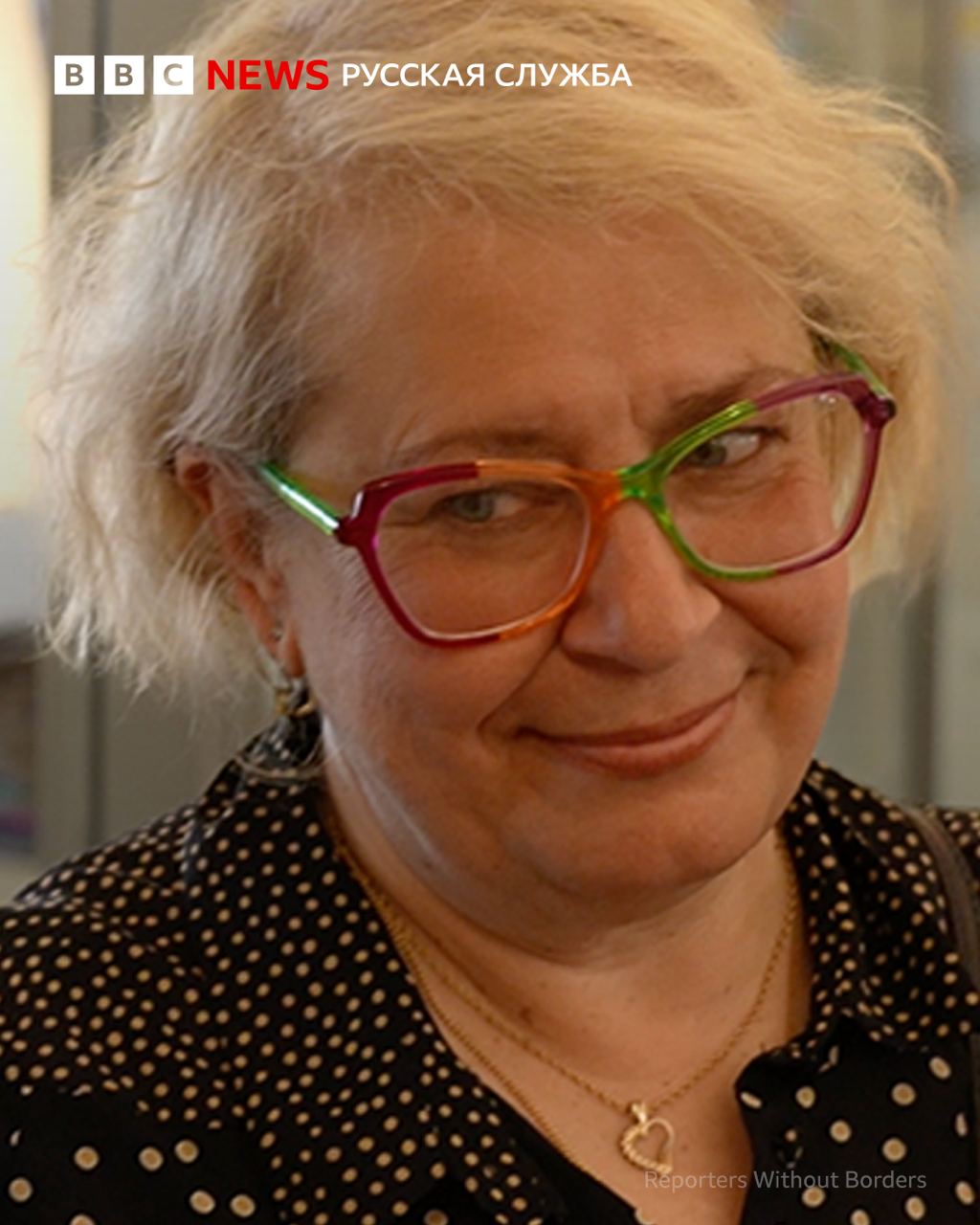 Екатерина Барабаш заявила, что сбежала во Францию Кинокритик Екатерина Барабаш в реестре «иноагентов» , которая скрылась из-под домашнего ареста по делу о «военных фейках», заявила в понедельник, что сбежала во Францию. По ее словам, организация «Репортеры без границ» тайно вывезла ее из России. «Большое спасибо за вашу поддержку», — сказала она пресс-конференции в штаб-квартире «Репортеров без границ» в Париже. Ее путешествие длилось около двух с половиной недель, сообщила она. «Это было очень трудно», — сказала кинокритик, добавив, что не имеет права раскрывать все подробности. На прошлой неделе ее сын сообщил, что Барабаш «находится в безопасности». «Теперь все опасности позади, она сбежала», — писал в соцсетях Юрий Барабаш, не конкретизируя местонахождение матери. О том, что Барабаш, находившаяся под домашним арестом, не явилась в суд и была объявлена в розыск, 21 апреля сообщила Федеральная служба исполнения наказаний. Суд отправил Барабаш под домашний арест в конце февраля, после того как ей было предъявлено обвинение по делу в распространении «военных фейков». Журналистка критиковала войну России против Украины. Сайт без VPN Telegram WhatsApp YouTube Рассылка