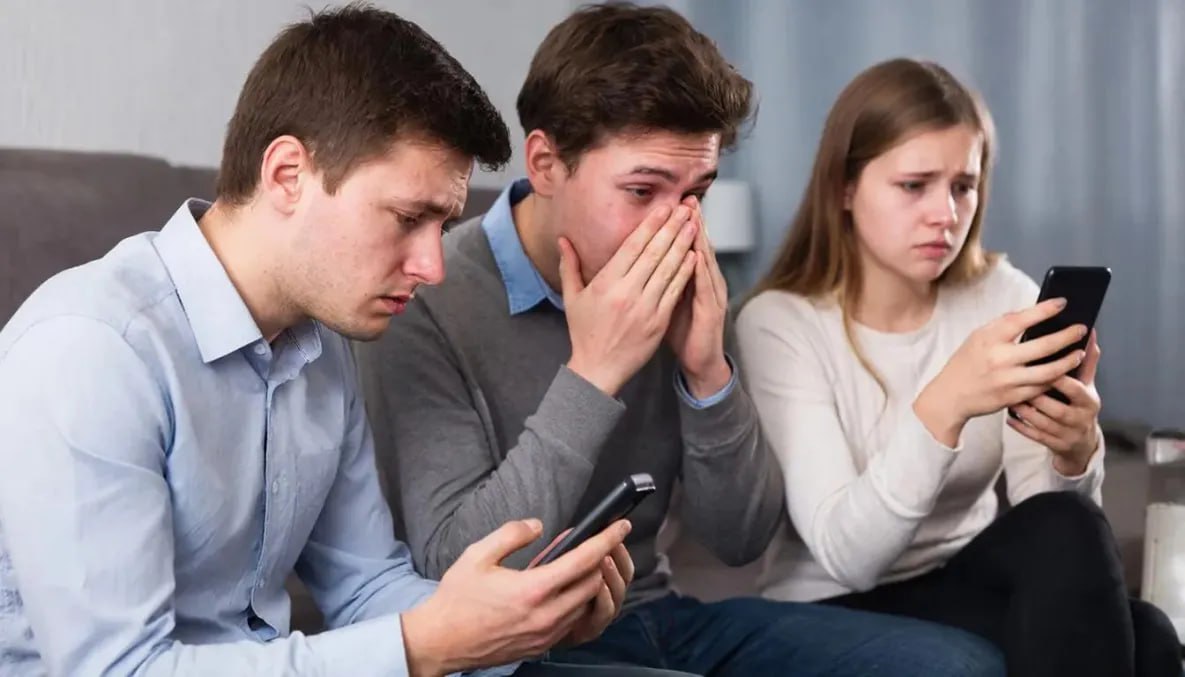 Жители Хабаровского края за неделю перевели мошенникам 47 млн рублей За последнюю неделю жертвами дистанционных мошенников стали 76 жителей края Общая сумма похищенных средств превысила 47 млн рублей Сначала года число пострадавших достигло 136 человек а общий ущерб перевалил за 60 млн рублей Как сообщают правоохранительные органы злоумышленники используют целый арсенал схем для обмана граждан В 25 случаях люди переводили деньги за товары или услуги которые так и не получили Возврата средств добиться не удалось 20 человек поддались на уловки лжепредставителей различных служб Под предлогом защиты сбережений их убеждали перевести деньги на безопасные счета или передать наличные курьеру В 13 эпизодах средства списывались со счетов после хищения или утраты банковских карт и мобильных устройств 11 граждан поверили обещаниям лёгкого заработка на бирже или в инвестиционных проектах В результате все вклады оказались в руках мошенников 7 человек перевели деньги по просьбам якобы от знакомых Позже выяснилось что аккаунты были взломаны Все инциденты зафиксированы по каждому факту возбуждены уголовные дела Правоохранители продолжают расследование и призывают жителей незамедлительно сообщать о подозрительных звонках и сообщениях в полицию todaykhv