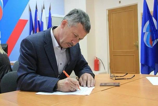 Депутат Законодательного собрания Краснодарского края Александр Карпенко согласился с требованиями антикоррупционного иска Генеральной прокуратуры РФ Это произошло на заседании Центрального районного суда Сочи Карпенко заявил что полностью признаёт обстоятельства изложенные в иске замгенерального прокурора и не оспаривает предъявленные требования Иск Генпрокуратуры был подан в рамках разбирательств против бывшего депутата Госдумы Анатолия Вороновского Карпенко проходит по делу вместе с ним и является учредителем ООО Стройюгрегион и ООО Основа которые участвуют в деле в качестве третьих лиц Также исковые требования в полном объеме признали арестованные в ходе расследования уголовного дела о махинациях с контрактами на ремонт трасс в Краснодарском крае замминистра транспорта региона Александр Дашук и предприниматель Евгений Никогда соответствующие ходатайства в суд были направлены из СИЗО Они фигурируют в иске в качестве ответчиков Помимо них с требованиями согласился и замминстра транспорта Кубани Алексей Смаглюк лично присутствующий в суде Согласно материалам иска Вороновский возглавлявший с 2015 по 2017 год департамент транспорта и Министерство транспорта Краснодарского края вместе с соучастниками получил незаконный коррупционный доход в размере 2 8 млрд рублей Ответчиками по иску проходят также действующий депутат Госдумы Андрей Дорошенко и еще ряд лиц которые по данным Генпрокуратуры участвовали в получении незаконных доходов или в оформлении на себя полученного в результате коррупции имущества   свои фото видео и истории присылайте нашему боту prostokrd bot Подпишись на наш канал в Telegram MAX