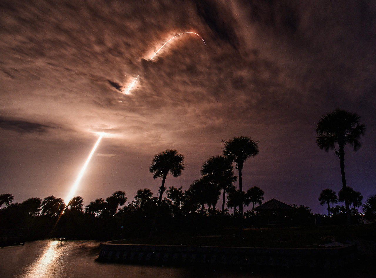 SpaceX в 500-й раз запустила ракету Falcon 9  Утром 2 июля американская космическая компания SpaceX запустила ракету-носитель Falcon 9, которая успешно вывела на орбиту 27 аппаратов системы спутникового интернета Starlink. Использовавшаяся в этой миссии первая ступень ракеты побывала в космосе в рекордный 29-й раз.  Эта миссия стала уже 83-й по счету для SpaceX в 2025 году — до конца декабря компания Илона Маска рассчитывает побить рекорд в 134 пуска, установленный в 2024-м.     Вокруг света. Подписаться