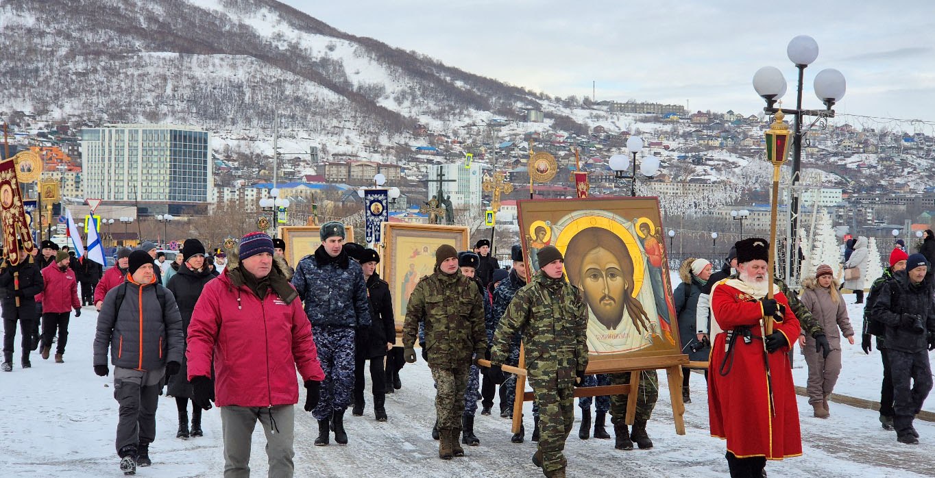 В столице Камчатки отметили Рождество Накануне в Петропавловске-Камчатском прошли праздничные мероприятия в честь Рождества. Они начались с Крестного хода во Главе с Архиепископом Петропавловским и Камчатским Феодором. Нажмите для подробностей -