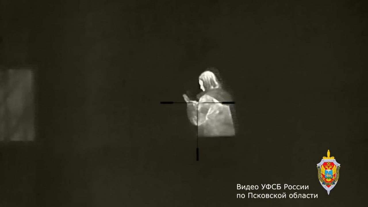 Великолучанка заключена под стражу за попытку диверсии По версии следствия 21 летняя девушка по предложению неустановленного лица в мессенджере Телеграмм из корыстных побуждений попыталась открыть шкаф управления электрообогрева стрелочных переводов в Великолукском районе После чего она планировала поджечь оборудование с собой у нее были приготовлены горючая жидкость и спички Но великолучанка была задержана на месте сотрудниками правоохранительных органов В ходе судебного заседания была избрана мера пресечения в виде заключения под стражу до 14 февраля