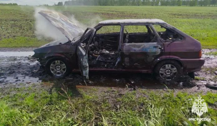 В Мордовии сгорел легковой автомобиль. Инцидент произошел 20 июля неподалеку от деревни Манаково Большеигнатовского района. Как сообщает региональное МЧС, водитель «ВАЗа» застрял в поле. Он пытался выехать из колеи, когда из-под капота повалил дым. Справиться с возгоранием владельцу машины не удалось, огонь сбили прибывшие на помощь пожарные. Причина произошедшего и ущерб устанавливаются.
