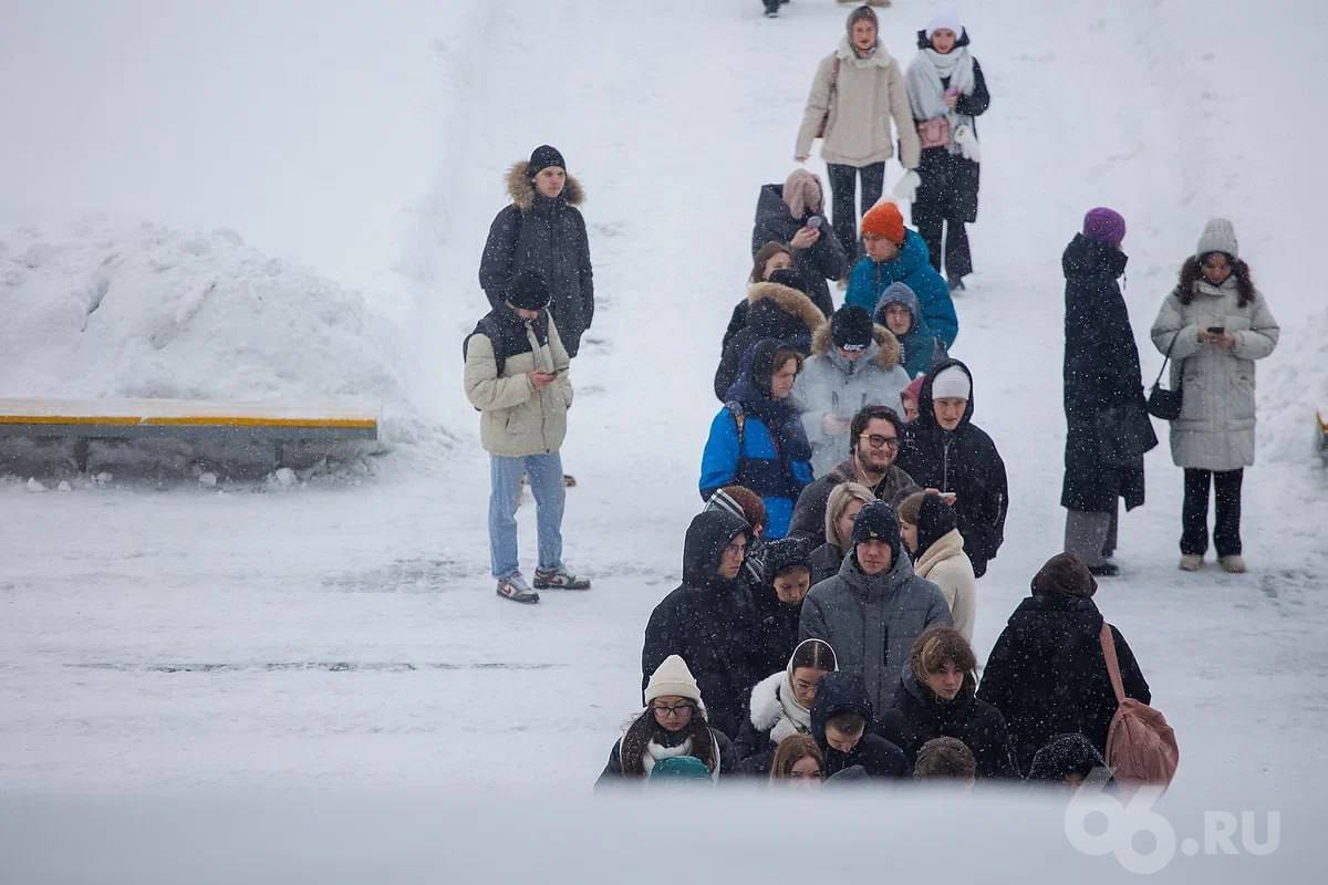 На теплую одежду в Екатеринбурге тратят в два раза меньше чем в среднем по стране Средний чек покупки теплой одежды и обуви вырос на 15 за три месяца и составил 6 071 рублей сообщает ТАСС В Екатеринбурге на это потратили 3110 рублей а в Новосибирске 2807 рублей Это в два раза ниже чем в более теплых регионах В Москве средний чек составил 4 438 рублей а в Санкт Петербурге 7 774 рубля Вероятно это связано с тем что жители холодных регионов не обновляют пуховики и теплые ботинки каждую зиму А как часто вы покупаете теплые вещи Раз в год Раз в 2 3 года Раз в 4 года и больше Новости из Екатеринбурга