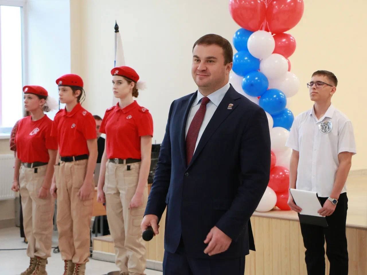 Виталий Хоценко и Сергей Шелест открыли после капитального ремонта школу 14 в Омске В Амурском посёлке после масштабного обновления начала новую жизнь средняя школа с углублённым изучением отдельных предметов Занятия в обновлённых классах начнутся сразу после осенних каникул Образовательное учреждение где сегодня обучается почти тысяча ребят получило вторую жизнь отремонтированы все внутренние помещения заменены инженерные коммуникации кровля и фасад благоустроена территория Школа оснащена современным интерактивным оборудованием и новыми учебными классами Мы сегодня открываем по сути новую школу современную комфортную полностью обновлённую Это хороший подарок к 60 летнему юбилею школы который будет в следующем году Благодаря поддержке Президента и федеральной программе обновления школ мы продолжаем модернизировать образовательную инфраструктуру Проект сопровождает на всех этапах партия Единая Россия В нашем регионе это уже 18 я школа где завершён капремонт Сейчас ремонтные работы ведём ещё в 19 учреждениях в городе и районах и большинство из них введём в этом году подчеркнул Виталий Хоценко По словам мэра Омска Сергея Шелеста капитальный ремонт образовательных учреждений одно из ключевых направлений развития городской инфраструктуры и сегодня как федеральная так и региональная программы меняют облик омских школ Благодаря президентской программе модернизации школьных систем в Омской области продолжается масштабное обновление образовательных объектов