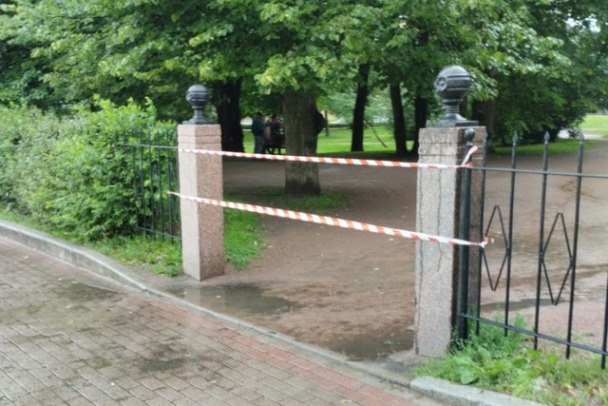 В Ленобласти и Петербурге поднялся сильный ветер В 47-м регионе закрывают парки. В частности, для посетителей не доступны Дворцовый парк музея-заповедника «Гатчина» и Парк Ленина в центре Выборга. В средневековом городе сигнальные ленты появились и у входов в другие парковые зоны, где есть возрастные деревья. А на видео – сильный ветер в Петербурге. На камеру попало, как непогода мешала гребцу. ООО "Комбинат благоустройства г. Выборг", телеграм-канал Lakhta Center / Лахта Центр