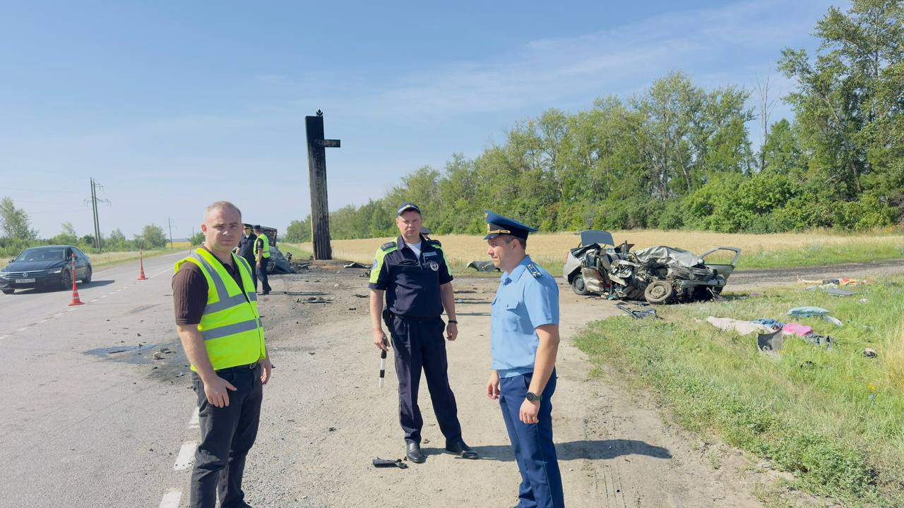 Под Пензой в ДТП погибли двое взрослых и двое детей, проводится проверка  По предварительным сведениям, авария произошла сегодня около 7:00 на 6 км автодороги Р-207 в районе села Большая Елань. Участниками аварии стали автомобили Renault Logan и «ГАЗель».  ДТП унесло жизни водителя и пассажиров легковушки, включая двоих детей. В лечебное учреждение увезли троих пострадавших из грузовой машины.  На место аварии выехал прокурор Пензенского района Алексей Шугуров.  Фото: прокуратура Пензенской области  Все эксклюзивы