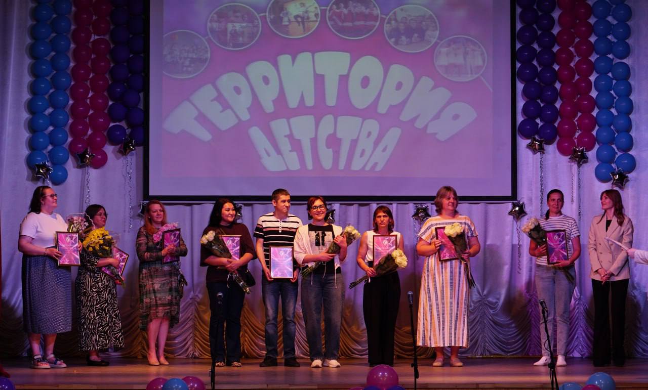 В Константиновском Доме культуры прошёл отчётный концерт творческих коллективов «Территория детства». Художественный руководитель Кристина Шабохина поздравила участников с завершением сезона и поблагодарила детей, родителей, педагогов и сотрудников. Лучшим коллективом сезона стал детский фольклорный ансамбль «Теремок». На концерте вручили грамоты и благодарственные письма коллективам, активным родителям, руководителям и сотрудникам Дома культуры. Новости Домодедова Подписаться