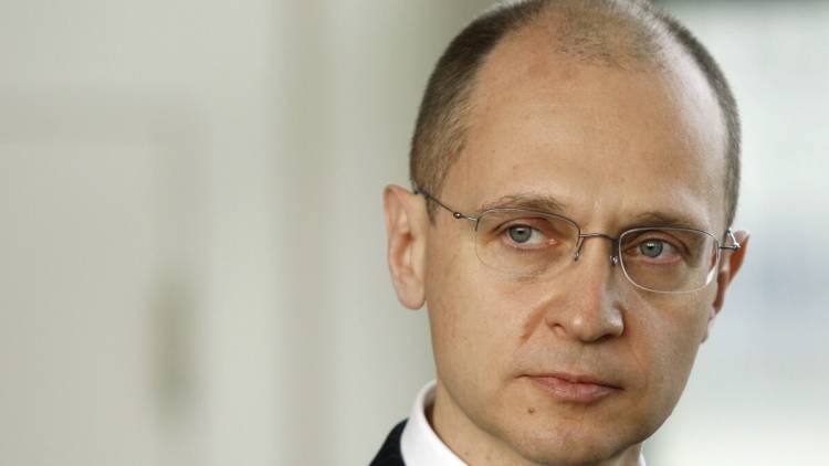 В блоке первого заместителя руководителя администрации президента  АП  Сергея Кириенко обсуждают возможные изменения, связанные с появлением у него новых задач «на внешнем контуре», выяснили «Ведомости».  Рассматриваются разные варианты перераспределения полномочий от заместителя руководителя АП Дмитрия Козака, рассказали «Ведомостям» три федеральных чиновника и четыре собеседника, близких к Старой площади. Пресс-секретарь президента Дмитрий Песков сказал «Ведомостям», что вопросы «могут передаваться от одного [заместителя руководителя АП] к другому».  Последние месяцы все в ожидании того, как будет устроена структура блока, говорят четыре источника «Ведомостей». Один из вариантов – это создание нового «политического» управления в ведении Кириенко, которое бы занималось задачами на внешнеполитическом контуре, отмечают двое собеседников.