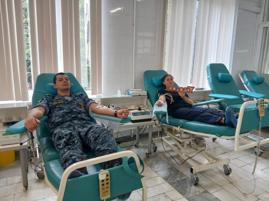 Орловские судебные приставы пополнили региональный банк донорской крови Коллектив Управления Федеральной службы судебных приставов по Орловской области вновь продемонстрировал единство служебного долга и гражданской ответственности, приняв участие в донорской акции «Я спасаю жизнь».