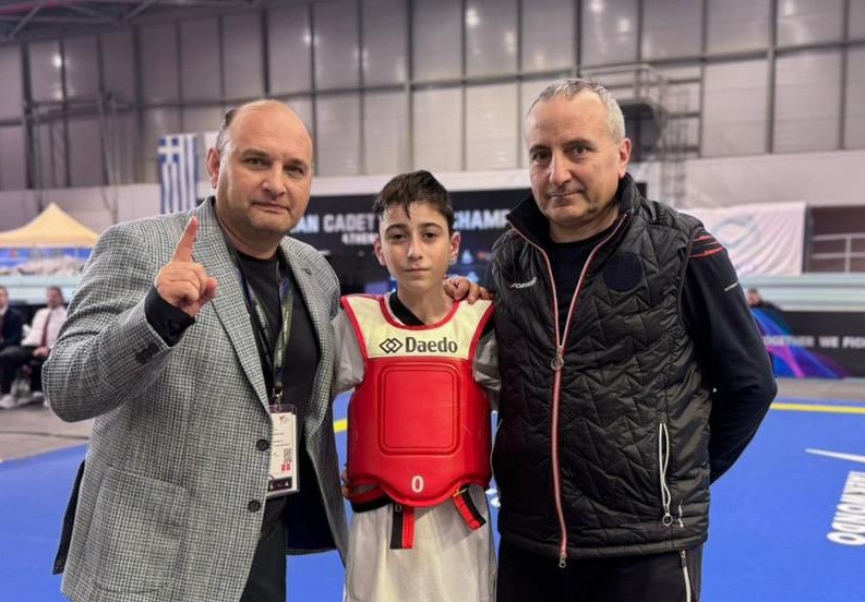 Дагестанский тхэквондист Амирали Кадыров завоевал золото на Первенстве Европы Амирали Кадыров стал победителем Первенства Европы в Афинах победив в категории до 33 кг среди юношей 12 14 лет Для спортсмена это уже второй крупный успех сезона Ранее он завоевал серебро на Первенстве мира Читайте нас в MAX o dagestan