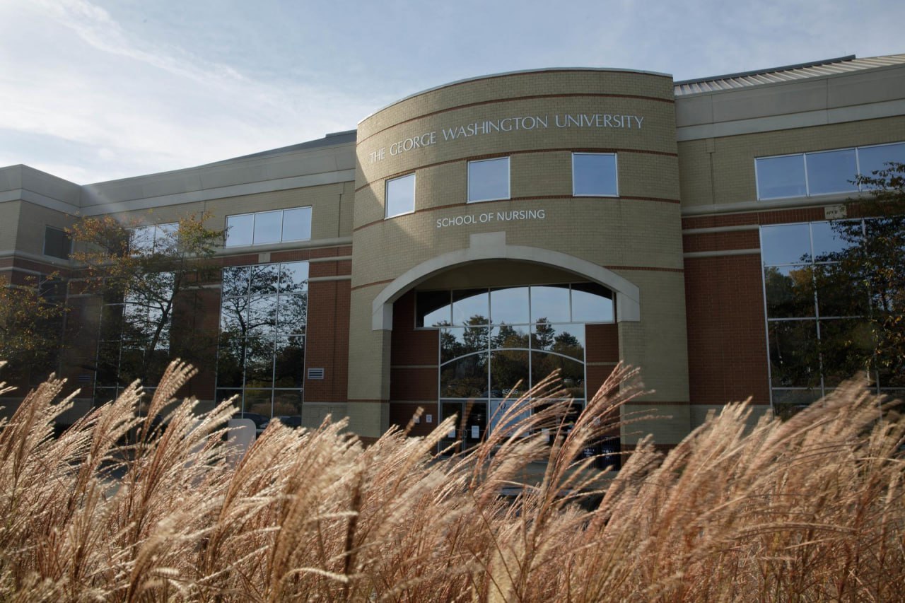 Генпрокуратура признала нежелательной деятельность частного американского Университета Джорджа Вашингтона The George Washington University По мнению ведомства вуз спонсирует иноагентов и антироссийские выступления для чего был создан специальный аналитический центр Также в университете запущен медиаресурс который тиражирует материалы нежелательных объединений содержащие призывы к властям США об усилении санкционного давления на Россию уточнили в Генпрокуратуре   Telegram MAX Читать эксклюзив