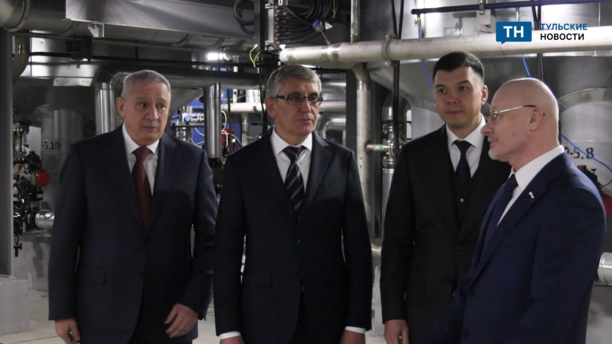 В Тульской области открыли новую производственную вторую очередь высокомолекулярных полимеров   newstula ru fn 1759046 html 21 ноября на заводе Полипласт Новомосковск была запущена вторая очередь высокотехнологичного комплекса Соглашение о строительстве производства было подписано на Петербургском международном экономическом форуме в 2024 году В церемонии открытия приняли участие заместитель Министра промышленности и торговли РФ Михаил Юрин Губернатор Тульской области Дмитрий Миляев и председатель совета директоров ГК Полипласт Александр Шамсутдинов   Прислать новость Подписаться   Мы в MAX