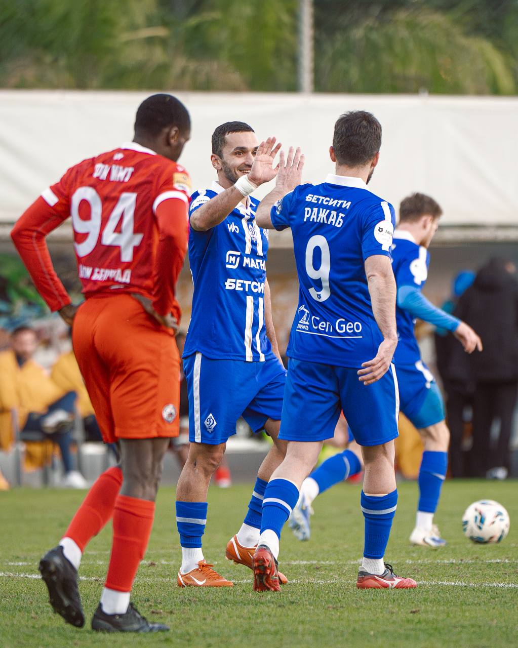 Сегодня наши команды разобрались с соперниками на спокойных   Динамо Мх обыграло ИМТ со счётом 2 0 благодаря голам Мрезига и Магомедова У Оренбурга не возникло проблем с Сурханом 4 1 голы у Жезуса Болотова Горелова и Гюрлюка МирРПЛ Динамо Мх