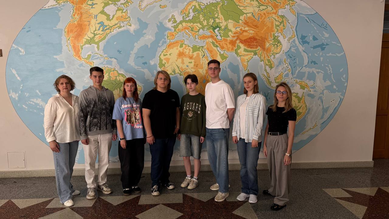 Учащиеся из Бреста завоевали ряд медалей в OpenGeo 2025 – Открытой Международной географической олимпиаде, организованной географическим факультетом МГУ В telegram-канале Минобра Беларуси утверждается, что олимпиада собрала 107 участников из 23 стран мира. Среди победителей: Николай Мисиюк из второй гимназии Бреста золото и Елизавета Цовко, гимназия №1 Бреста им. Защитников Брестской крепости серебро . Николай Мисиюк стал лучшим среди участников из Европы, подтвердив свой титул, завоёванный в 2024 году на Европейской географической олимпиаде в Сербии. #1регион Больше новостей с