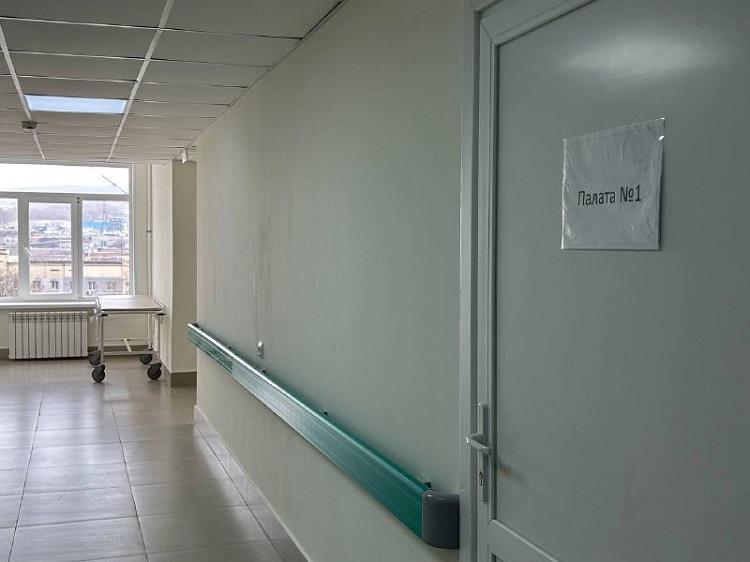 В Приморском крае фиксируется резкий рост заболеваемости инфекциями, передающимися половым путем ИППП среди несовершеннолетних. За первое полугодие 2025 года зарегистрировано 30 таких случаев у детей и подростков, что в 2,5 раза превышает показатель аналогичного периода прошлого года 12 случаев . Особую тревогу медиков вызывают впервые выявленные случаи гонореи у детей младше 14 лет. Если в 2024 году в этой возрастной группе заболевание не регистрировалось вовсе, то за первые шесть месяцев текущего года диагноз подтвержден уже у двоих детей. Среди подростков 15-17 лет число случаев гонореи выросло с четырех в первом полугодии 2024-го до шести в 2025 году. Ситуация с сифилисом также вызывает опасения. В 2024 году случаев сифилиса у детей до 14 лет в Приморье не было, но в текущем году зафиксировано два случая среди подростков, оба – с установленным половым путем передачи. В 2023 году был отмечен единичный случай сифилиса у ребенка младше 14 лет.