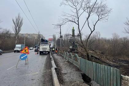 В Макеевке Автодор приступил к ремонту моста через реку Грузская  Завершить работы специалисты планируют до конца 2025 года. Об этом сообщили в пресс-службе компании.  Протяженность моста 26 метров, но его важность сложно недооценить. Искусственное сооружение входит в состав трассы, которая соединяет населенный пункт с Донецком и пользуется спросом не только у местных жителей, но и граждан, которые следуют транзитом в Шахтерск, Снежное, а затем в Луганскую Народную Республику, - рассказали в пресс-службе компании.