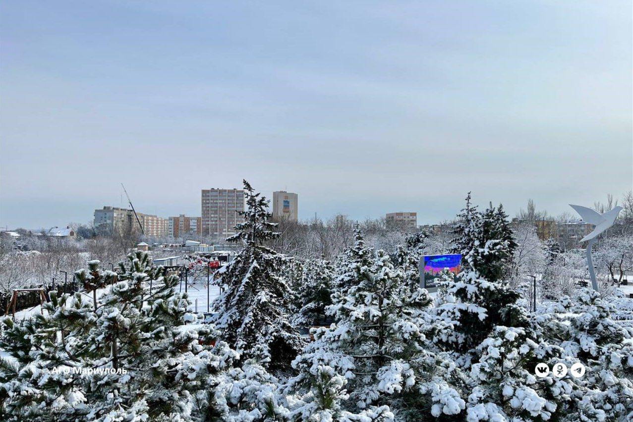 В Мариуполе продолжается активное восстановление жилфонда и объектов соцкультбыта     В ремонтно-восстановительных работах участвуют специалисты Санкт-Петербурга, Ленинградской, Курской и Московской областей, других регионов страны.   В текущем году строители из петербургского ООО «Модуль-Центр» представят проект реконструкции Центрального ЗАГСа, его предварительные детали уже обсудили с руководителем учреждения.   Продолжается восстановление драмтеатра. Специалисты города-побратима уже возвели стены здания и сейчас занимаются внутренней отделкой и штукатуркой. Совсем скоро они приступят к монтажу системы отопления и стяжке пола.   А в двух многоквартирных домах в Орджоникидзевском районе строители восстанавливают конструктивы, монтируют оконные проемы, ведут работы по устройству кровли и кладку внутренних перегородок.