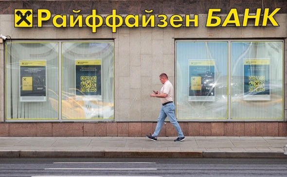 Raiffeisen продал долю в белорусском Приорбанке инвестору из ОАЭ Речь идет о продаже 87,74% акций в белорусском Приорбанке и его «дочках» инвестиционной компании из ОАЭ Soven 1 Holding Limited. Сделку анонсировали в феврале Австрийский Raiffeisen Bank International  RBI  подписал соглашение о продаже своей доли 87,74% в белорусском Приорбанке и его «дочках» инвестиционной компании из ОАЭ Soven 1 Holding Limited, сообщила пресс-служба RBI. Стоимость сделки не приводится.  «Сделка подлежит одобрению регулирующих органов, ее закрытие ожидается в четвертом квартале 2024 года», — говорится в сообщении.