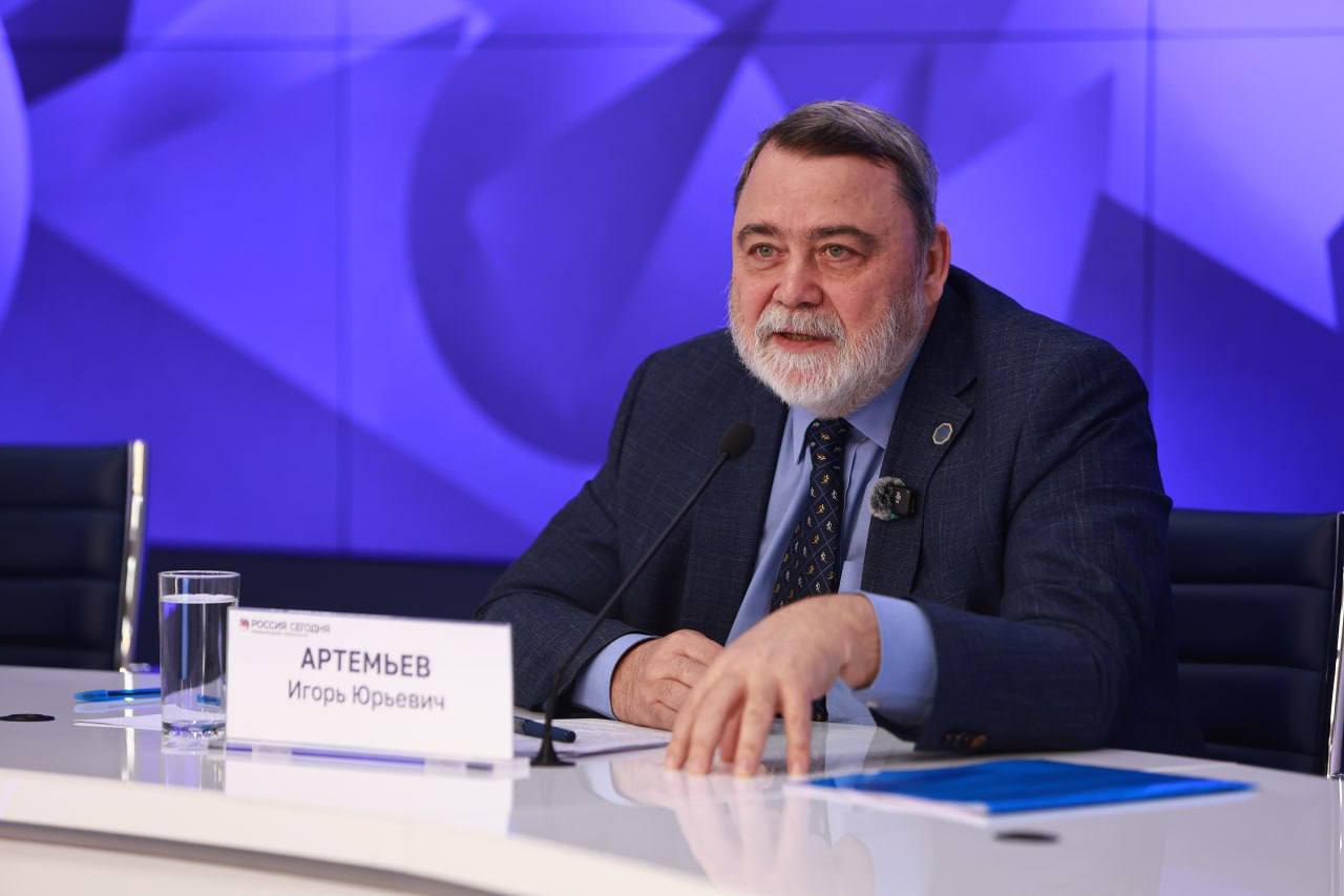 Петербургская Биржа продолжает вовлечение системообразующих игроков в закупки на бирже по 223 ФЗ В 2025 году на Бирже работало 255 таких клиентов привлечено 27 новых предприятий их оборот на площадке составил 207 5 млрд руб на 4 больше чем в 2024 году Такие данные привел на пресс конференции президент Петербургской Биржи Игорь Артемьев По его словам значительно увеличились доля сделок ряда крупнейших компаний с госучастием работающих по 223 ФЗ Кроме того расширился региональный сегмент организаций проводящих соответствующие закупки например АО Выборгтеплоэнерго Клиенты осваивали новые секции Биржи В частности АО НПК Суперметалл зарегистрировано в секции Металлы и сплавы Если вы торгуете по 223 ФЗ на Петербургской Бирже не будет претензий правоохранителей и регуляторов потому что биржевая цена рыночная Вы покупаете товар по рынку на двойном встречном анонимном аукционе будь то нефтепродукты уголь и любой другой биржевой товар У нас сильнейшая конкуренция в биржевых стаканах и соответственно эта конкуренция рождает снижение цены заявил Игорь Артемьев ДвижимПользою ГоворитЭксперт spimexofficial Артемьев spimexofficial 223ФЗ spimexofficial