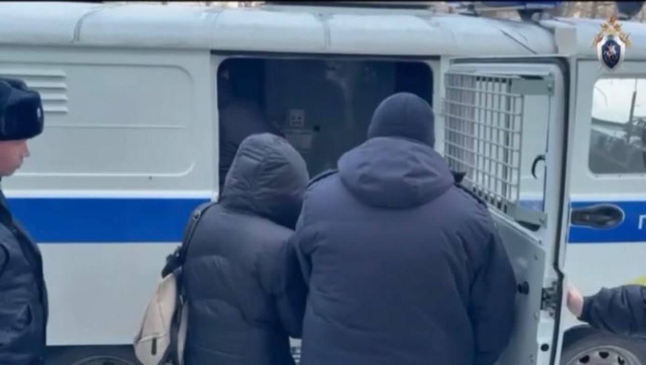 В Елизово завели уголовное дело на высокопоставленную чиновницу По данным СК исполняющая обязанности начальника управления архитектуры и земельных отношений администрации района с 2022 по 2024 год продала 26 земельных участков без торгов по заниженной цене и под деятельность которую никто не собирался вести Землю получили 14 человек Ущерб району превысил 1 5 миллиона рублей Дело возбуждено по статье о превышении должностных полномочий расследование ведётся при участии ФСБ Отметим что история эта многоэпизодная ранее в ней уже всплывали другие местные чиновники Подписаться Предложка Чат