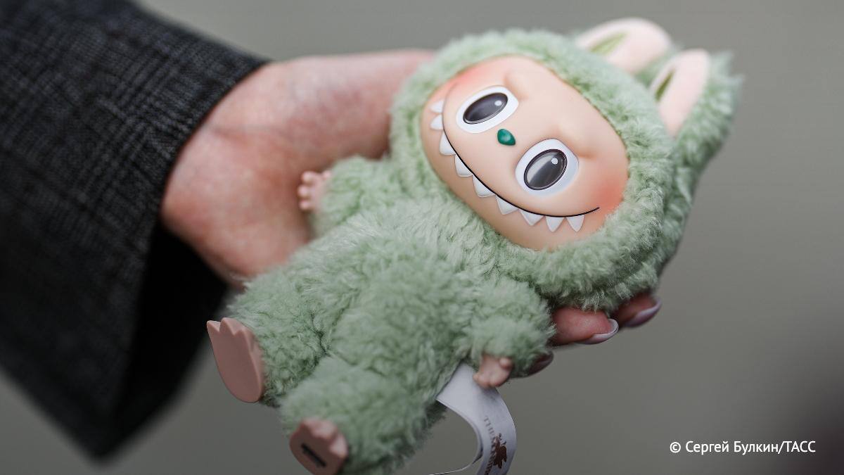 Создатель игрушек Labubu Ван Нин вошел в десятку самых богатых китайских миллиардеров с состоянием в 22 3 млрд Об этом свидетельствует рейтинг Forbes Подпишись на Курск 1