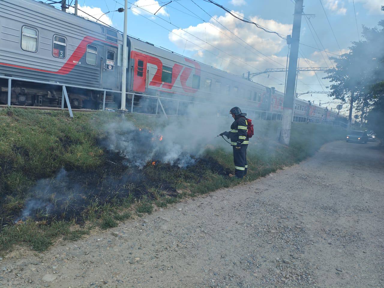 Тушили пожары и обеспечивали безопасность на водных объектах: результаты работы Службы спасения Краснодара за неделю За прошедшую неделю спасательная служба отработала 95 обращений жителей, большинство из которых касались тушения пожаров, безопасности на водных объектах и уборки деревьев. На территории города продолжает действовать особый противопожарный режим. Специалисты также уделяли внимание безопасности на водных объектах, проводя мониторинг реки Кубани и прибрежной зоны. Кроме того, городская Служба спасения устраняла последствия падений деревьев. Читайте нас: Телеграм ВК Дзен Все каналы администрации