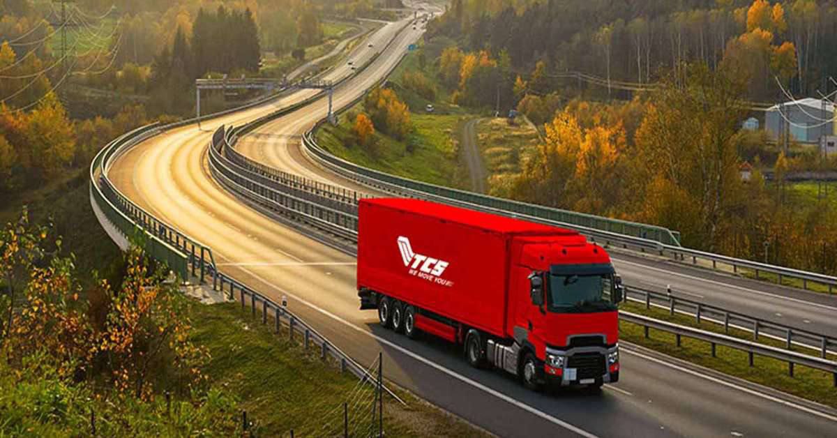 ТПП Узбекистана предлагает TCS открыть логистический центр в Навои или Термезе Торгово-промышленная палата Узбекистана и пакистанская логистическая компания TCS Tranzum Courier Service подписали меморандум о взаимопонимании. Как отметили в организации, документ станет «основой для реализации совместных проектов, размещению логистических хабов, внедрению цифровых логистических систем, упрощению экспортных процессов». В ходе встречи узбекская сторона предложила TCS: • Открытие логистического центра в Навои или Термезе • Реализацию совместного пилотного логистического маршрута «Пакистан – Узбекистан – страны ЕАЭС» • Наладить сотрудничество в сфере электронной коммерции и цифровой логистики • Поддержкв в организации деятельности TCS в Узбекистане ℹ Представители Торгово-промышленной палаты прибыли в Карачи совместно с делегацией узбекских предпринимателей для проведения бизнес-форума и B2B-встреч.