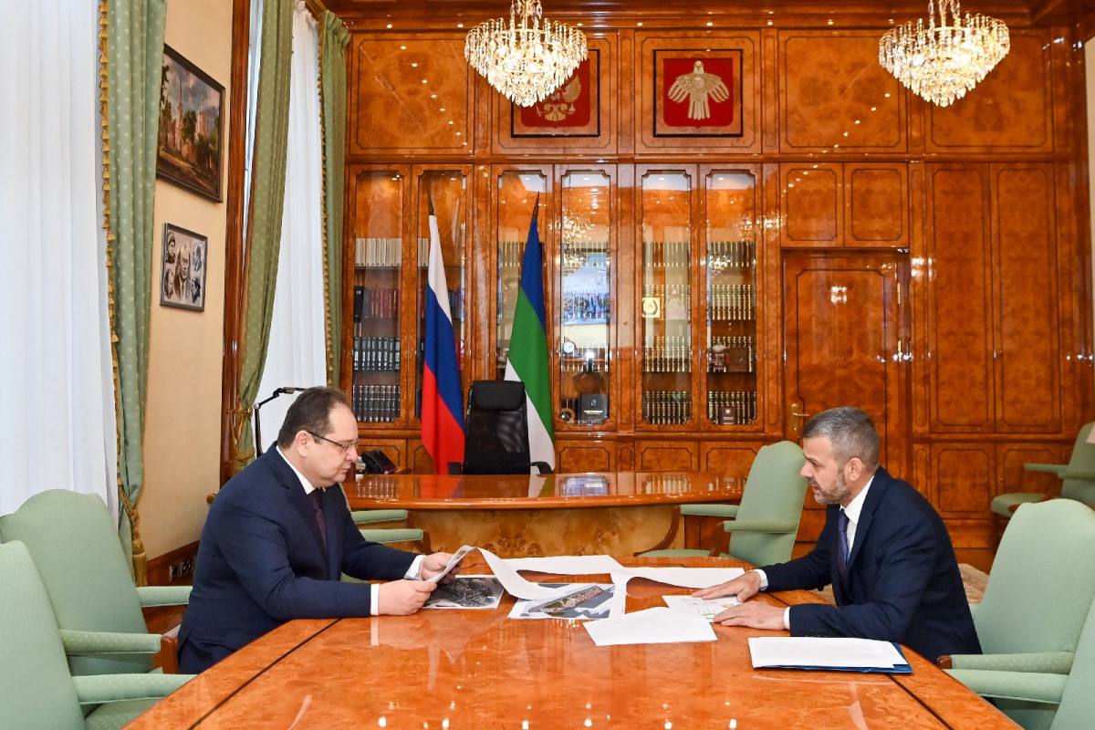 Ростислав Гольдштейн предложил масштабировать практику выездных совещаний мэров Результатами перехода к планёрками для решения вопросов местного значения в выездном формате поделился с Главой Коми врио мэра Максим Мартышин Новый руководитель столицы уже провёл их в Эжвинском районе посёлках Седкыркещ Краснозатонский Верхняя Максаковка а также в микрорайонах Нижний Чов и Лесозавод Давпон Гольдштейн призвал Мартышина продолжать такой формат работы так как он находит позитивный отклик у горожан а также предложил масштабировать практику в других городах и районах Республики Коми