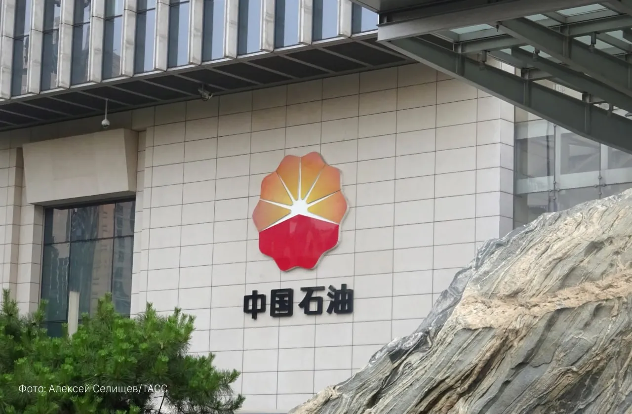 Алексей Миллер и Председатель Совета директоров CNPC Китай Дай Хоулян обсудили развитие стратегического партнерства на встрече в Пекине Стороны отметили высокую надежность и эффективную работу восточного маршрута в России газопровод Сила Сибири и в Китае Этой весной второй год подряд плановая профилактика газовой инфраструктуры была проведена без остановки поставок что свидетельствует о технологической гибкости а также о высокой востребованности российского газа на китайском рынке Продолжается подготовка к началу поставок газа в Китай по дальневосточному маршруту В настоящее время ведется монтаж оборудования на газоизмерительной станции Дальнереченск Алексей Миллер и Дай Хоулян рассмотрели перспективы развития взаимовыгодного сотрудничества компаний Газпром в MAX
