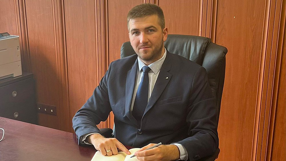 Экс следователь Александр Меньшиков будет исполнять обязанности главы Минстроя Карелии Глава Карелии Артур Парфенчиков назначил Александра Меньшикова исполняющим обязанности министра строительства жилищно коммунального хозяйства и энергетики республики Меньшиков ранее являлся следователем Наркоконтроля затем Следкома С 2022 года он руководил предприятием Карелкоммунэнерго отвечающим за теплоснабжение Его заместителем будет Михаил Трифонов Напомним в региональном Минстрое происходят кадровые перестановки после ухода министра Александра Федоричева Тот отправился руководить компанией Карельский экологический оператор после ее перехода под госконтроль Телеграм канал Виктора Россыпнова