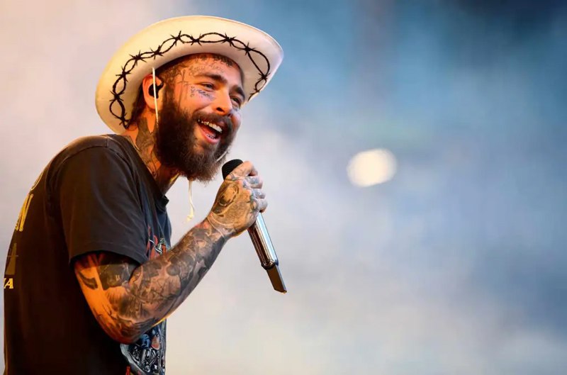 Post Malone приедет в Россию артист выступит в Питере между 14 и 18 ноября на Газпром арене Рэпер заскочит всего на пару дней и других концертов мероприятий посещать не будет Детали пока держат в секрете Ждём в гости