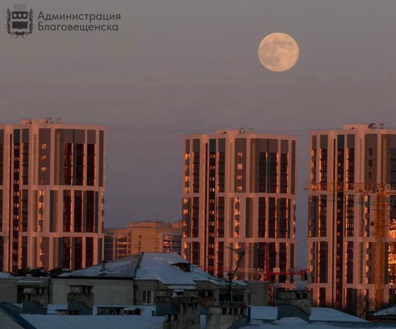 19 новых многоэтажек появились в областном центре за год В Благовещенске активно развивается жилищное строительство В прошлом году в городе ввели в эксплуатацию почти 150 тысяч квадратов жилья построили 19 многоэтажек от 6 до 26 этажей Застройщики работали на Чайковского Северной Рабочей Артиллерийской Забурхановской Октябрьской Игнатьевском шоссе и других В 2025 году в Благовещенске застройку вели 16 строительных компаний Всего же сдано больше трёх тысяч квартир Часть из них отдана под социальные программы и предназначены для категорий которые нуждаются в улучшении жилищных условий В эти списки входят дети сироты многодетные семьи ветераны а также отдельные категории специалистов и другие Кроме того мы продолжаем программу расселения аварийного жилищного фонда предоставляя современное и безопасное жилье тем кто проживает в ветхих домах рассказал заместитель мэра Благовещенска Александр Воронов Ежегодно областной центр меняет подход к застройке уходит от точечного принципа к комплексному развитию территорий Ещё одна задача создание гармоничного архитектурного облика строящихся многоквартирных домов и прилегающих территорий Сделать это помогают такие решения как применение архитектурно художественной подсветки установка специальных коробов или устройство ниш для кондиционеров использование современных форм малой архитектуры посадка деревьев крупномеров