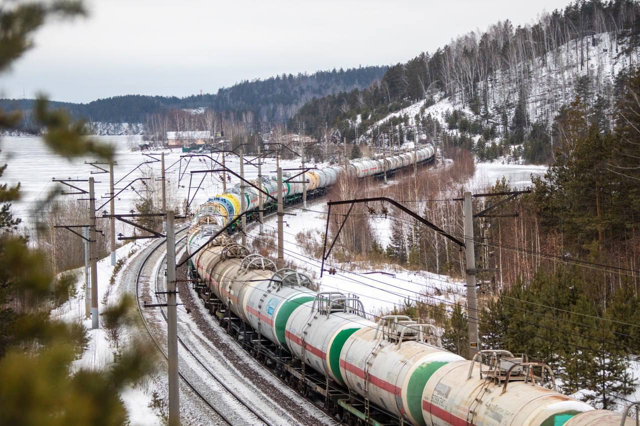 Рекордная продажа Объем реализации нефтепродуктов через электронную площадку Оператор товарных поставок ОТП РЖД в декабре достиг 1 190 273 тонны Это самый высокий показатель с момента начала работы ОТП РЖД в секции Нефтепродукты Число участников биржевой торговли в секции достигло 1084 61 год к году Евгений Чаркин заместитель генерального директора РЖД Рост спроса на внедрение передовых логистических технологий со стороны клиентов свидетельствует о востребованности наших цифровых сервисов Мы будем развивать продуктивное сотрудничество с Петербургской Биржей ради наших клиентов повышая удобство и эффективность перевозочного процесса Электронная площадка Оператор товарных поставок это цифровая платформа созданная Петербургской Биржей и РЖД при поддержке ФАС и Банка России Ее оператором выступает ООО Цифровая логистика входит в цифровой холдинг РЖД Технологии Механизм ОТП внедрен в секциях Нефтепродукты Лес и стройматериалы В этом году планируется тиражирование проекта на другие товарные секции Фото пресс служба РЖД