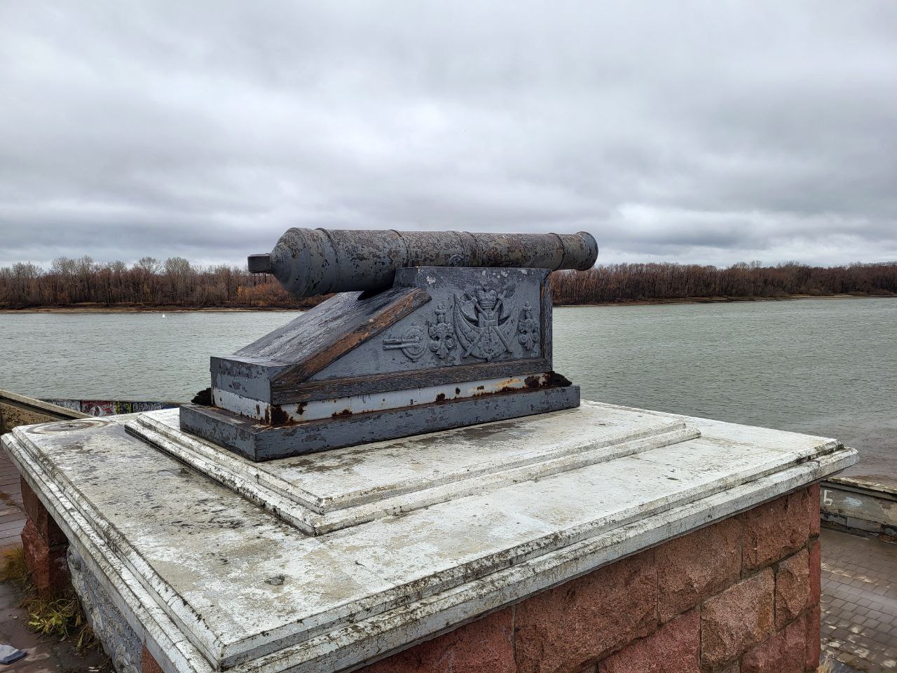 Пушку на стрелке Оми и Иртыша отреставрируют Специалисты подготовят проектно сметную документацию и выполнят необходимые ремонтно реставрационные работы Об этом рассказал мэр Омска Сергей Шелест Хоть пушка и не входит в реестр объектов культурного наследия она является одним из символов Омска и к 310 летию нашего города должна иметь пристойный вид отметил мэр Напомним что копию 12 фунтового крепостного орудия установили в 1996 году в память об основателях Омской крепости Фото omsk putevoditel