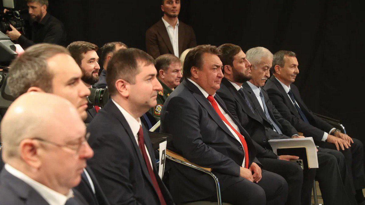 Калиматов поручил отремонтировать главный столичный стадион Во время Прямой линии Глава Ингушетии поручил ответственным лицам провести ремонт главного спортивного объекта столицы региона стадиона имени Магомеда Парчиева Просьба относительно улучшения состояния стадиона прозвучала от жителя города Магаса Ибрагим Костоева Градоначальник Муса Темурзиев прокомментировал что проект уже разработан а бюджет заложен В следующем году проведут капремонт на объекте и уже в начале июня жители смогут заниматься спортом на главном стадионе Магаса