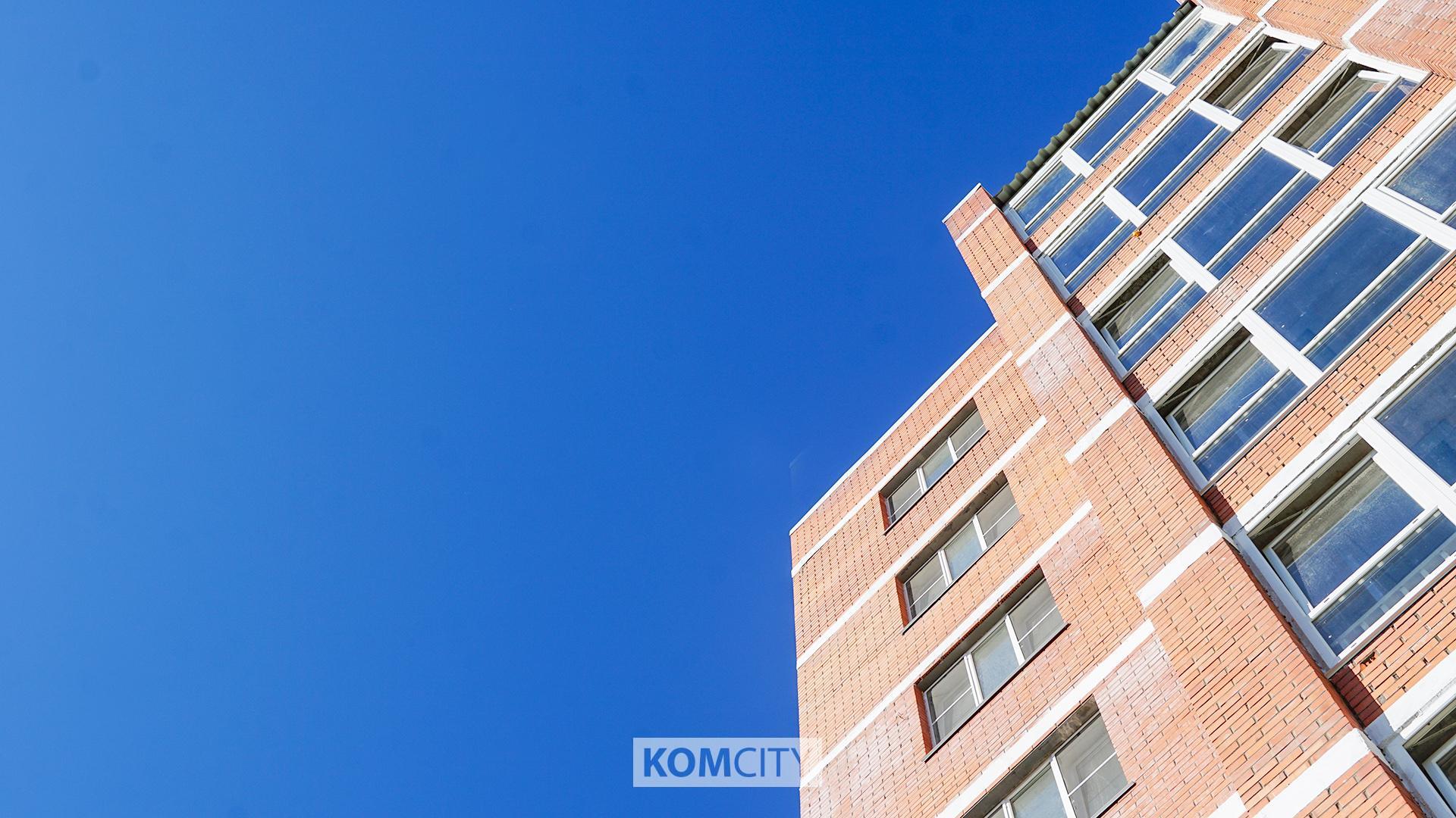 Край закупает квартиры по 10 миллионов для комсомольчан из аварийных домов  Комитет госзаказа правительства Хабаровского края покупает почти полторы сотни квартир для переселения граждан из аварийных домов. Квартиры закупаются в одном из строящихся домов. При этом обращает на себя внимание цена, за которую их собираются прибрести — она доходит до 9,5 млн за квартиру. Сказать, что цена удивляет — ничего не сказать.  Буквально в марте этого года, квартиры на аналогичные цели приобретались краем по 5,3 млн. То есть за четыре месяца цена выросла почти вдвое.  Соответствующие аукционы размещены на госзакупках, их там несколько страниц, вся закупка зачем-то разбита более чем на три десятка лотов по 1, 2 или 3 квартиры. Такое ощущение, что почему-то боялись превысить сумму в 20 млн за каждый.