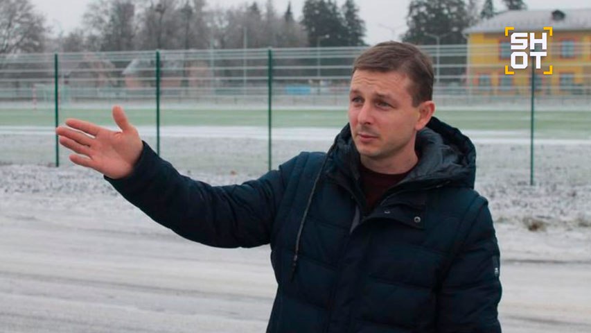Замглавы села в Белгородской области вымогал у местных жителей деньги обещая якобы решить вопрос с повреждёнными от ударов ВСУ авто По данным SHOT задержан заместитель главы села Головчино в Грайворонском районе Константин Анпилов Чиновник утверждал что готов ускорить процесс получения выплат которые положены местным жителям за повреждённое от атак Украины имущество Одному из пострадавших он пытался помочь за 25 тысяч рублей При этом подобными полномочиями он не обладал Его задержали 18 августа Сегодня против него возбудили уголовное дело по статье Мошенничество с использованием служебного положения Анпилову грозит до 6 лет колонии Го в MAX max ru shot