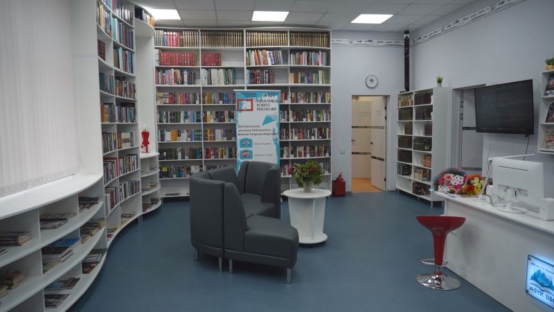 Центральная детская библиотека в Петропавловске открылась после капремонта В Петропавловске Камчатском после капитального ремонта открылась Центральная детская библиотека имени Георгия Поротова сообщили агентству КАМЧАТКА ИНФОРМ в горадминистрации В учреждении обновили интерьер оснастили залы новым оборудованием и создали мультстудию для анимационного творчества Также пополнен книжный фонд включая литературу для слабовидящих читателей Это стало возможным благодаря нацпроекту Семья Читать на сайте